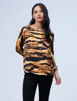Blusa de gasa satén estampada con diseño animal print en tonos naranja y negro, de la marca Ninety. Tiene mangas tres cuartos y cuello redondo.