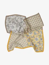 Pañuelo cuadrado de seda con estampado de girasoles en un jarrón. Tiene un borde amarillo con un patrón decorativo.