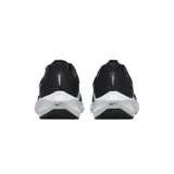 Championes de running Nike modelo Pegasus 40, color negro con detalles en blanco. Presentan una parte superior de malla transpirable, entresuela con tecnología Zoom Air para amortiguación y suela de goma con tracción.