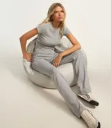 Blusa gris melange slim fit de rib con cuello redondo y mangas cortas.