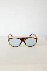 Lentes de sol con armazón de diseño aviador en estampado carey y cristales oscuros con protección UV400.