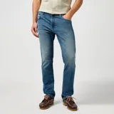 Pantalón de jean Wrangler modelo Greensboro de corte recto, color azul claro, con tiro bajo y leve elasticidad. Confeccionado en algodón y poliéster.