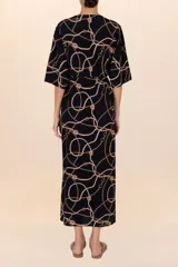 Kimono largo azul oscuro con estampado de cadenas doradas, mangas cortas y lazo ajustable en la cintura.