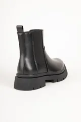 Bota Chelsea marrón de símil cuero con elásticos laterales negros y suela track negra.