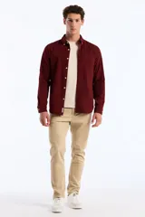 Camisa de manga larga confeccionada en corderoy, con cuello abotonado, cierre frontal con botones y bolsillo en el pecho con logo bordado.