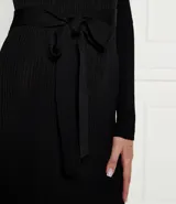 Vestido largo negro ajustado de punto acanalado, con cuello redondo, mangas largas y cinta entrecruzada en la cintura.