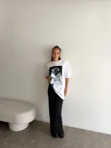 Remera de corte oversize color blanco, con estampa frontal fotográfica de un perro con auriculares. Confeccionada en algodón.