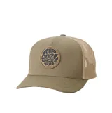 Gorro tipo trucker Rip Curl color verde militar, con panel frontal estructurado, visera curva y parte trasera de red beige. Cuenta con un parche circular bordado con el logo y letras de la marca en el centro.