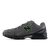 Championes New Balance modelo 740, de estilo running inspirado en los años 2000. Presenta una base de malla gris con superposiciones sintéticas, logo N lateral en color negro con borde verde neón y entresuela con tecnología ABZORB para mayor amortiguación.