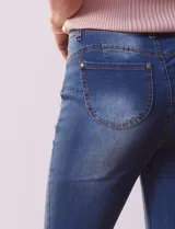 Jean bootcut de tiro alto, pierna recta y terminación bootcut. Pretina con pasadores, botón y cierre. Delantera y trasera con bolsillos.