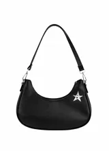 Cartera de hombro negra, con forma curva y cierre superior. Presenta un dije metálico plateado con forma de estrella en el frente. Incluye correa ajustable con ganchos metálicos.