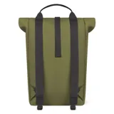 Mochila grande color verde militar, con sistema de cierre enrollable y hebilla de ajuste. Tiene asa de mano superior y tirantes acolchados ajustables. Cuenta con un bolsillo interno acolchado para laptop de 15 pulgadas y sistema MOLLE para fijación de bolsas frontales. Vegana y repelente al agua.