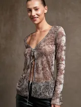 Blusa de mangas largas con estampado de piel de serpiente, escote en V y cierre frontal con lazos.