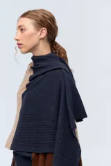 Ruana tejida de punto con bloques de color beige y marrón. Confeccionada en lambswool.