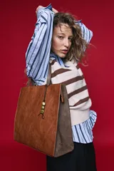 Bolso shopper de gran tamaño en color marrón y beige, con asas largas en contraste y detalle de cordón colgante con cuentas verdes.