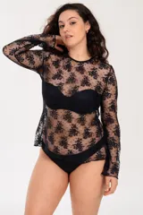 Blusa de manga larga confeccionada en encaje negro con motivo floral.
