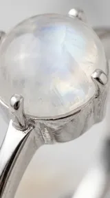 Anillo de plata 925 con piedra luna natural de corte circular y engaste de cuatro garras.