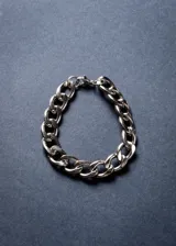 Pulsera de cadena de eslabones gruesos tipo cubana, fabricada en acero quirúrgico con acabado brillante y cierre de mosquetón.