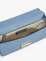 Cartera mensajera Tommy Jeans de acabado granulado en color celeste, con cierre de pinza metálico y correa ajustable.