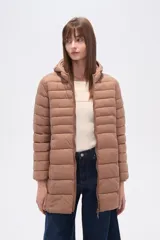 Campera larga acolchada color negro, con cierre frontal y cuello alto. Presenta costuras horizontales que crean un efecto puffer.