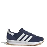 Championes urbanos Adidas modelo Run 72, color azul marino con las icónicas tres tiras laterales en color blanco. Presentan un diseño de inspiración retro con parte superior textil y de gamuza, entresuela Cloudfoam para mayor amortiguación y suela de goma color caramelo.