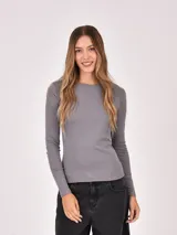 Remera gris oscuro de manga larga, cuello redondo y corte ajustado.