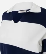 Suéter de punto con diseño de rayas horizontales anchas en color verde oscuro y blanco. Presenta cuello tipo polo con escote en V, mangas largas con puños ajustados y un corte regular.