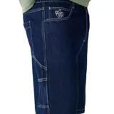 Bermuda de denim azul oscuro, de corte recto y largo por la rodilla, con costuras en contraste y bordado decorativo en el bolsillo delantero.