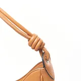 Cartera tipo hobo color suela, de simil cuero, con asa corta para llevar al hombro y forro interior textil.