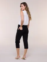 Pantalón capri azul marino de estilo sastrero, de tiro alto con pretina ancha y plana, corte entallado y bolsillos simulados en el frente.
