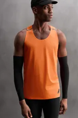 Par de manguitos deportivos color amarillo flúor, confeccionados en tejido técnico elástico con banda de silicona en el borde superior y costuras planas.