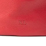 Cartera tipo saco de símil cuero graneado color rojo, con cierre de cordón ajustable, correa regulable y herrajes plateados. Incluye logo grabado en el frente.