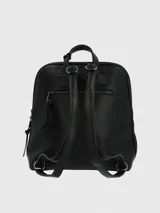Mochila Hush Puppies de diseño combinado en color negro, con cuerpo inferior en gamuza y parte superior en cuero sintético. Presenta un bolsillo frontal con cierre, detalle de borla decorativa y herrajes metálicos.