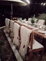 Manta de lana merino color crudo, tejida en telar manual, con flecos largos en los extremos.