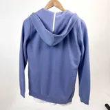 Campera con capucha y cierre frontal, color celeste, con logo estampado en el pecho. Confeccionada en algodón.