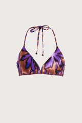 Top de bikini con diseño tipo corsetero, escote en V y sistema de amarre halter. Presenta un estampado botánico con hojas en tonos violeta y detalles en color cobre.