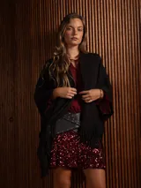Minifalda de lentejuelas rojas con diseño de volado en el ruedo y ajuste elástico.