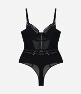 Body de tul negro con diseño de espalda descubierta, breteles finos ajustables y detalle de elástico decorativo con patrón geométrico en la cintura. Confeccionado en tejido transparente con forro de algodón.