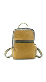 Mochila combinada color verde militar y mostaza, con doble bolsillo frontal y cierre de cremallera. Tiene asa de mano y correas regulables.