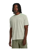 Remera deportiva Under Armour modelo UA Anywhere, de color gris claro melange con finas líneas verde flúor en los hombros. Cuenta con cuello redondo, mangas cortas y logo reflectante de la marca en el pecho.