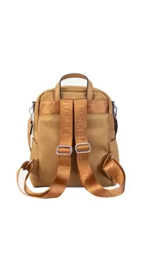 Mochila de tamaño mediano, color beige claro, con cuerpo principal de tela impermeable y detalles en simil cuero liso en la parte inferior y correas. Presenta un asa superior corta y correas ajustables para llevar al hombro o cruzada. Cuenta con un bolsillo frontal con cierre y un detalle decorativo de correa con hebilla metálica rectangular.
