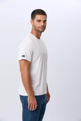 Remera lisa de manga corta y cuello redondo, color gris oscuro, de calce cómodo con pequeño logo bordado en el pecho.