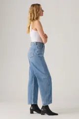 Jeans de denim de corte barrel y tiro alto, en tono azul claro con efecto deslavado.