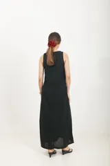 Vestido largo negro de corte recto y holgado, sin mangas, con escote redondo y costuras pespunteadas a contratono.