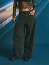 Jean de corte wide leg en color celeste claro con lavado desgastado. Presenta un diseño de cinco bolsillos, incluyendo bolsillos laterales tipo cargo, cierre frontal con botón y bragueta, y costuras reforzadas en las piernas.