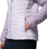 Campera tipo puffer de Columbia, modelo Powder Pass, en tonos lavanda. Cuenta con cierre frontal completo, cuello alto con protección para la barbilla, bolsillos laterales con cierre y diseño acolchado con aislamiento térmico ligero.