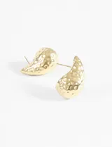 Par de caravanas plateadas con forma de gota irregular y textura martillada.