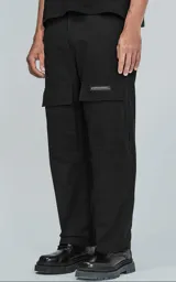 Pantalón cargo de corte regular confeccionado en tela ripstop resistente. Presenta siete bolsillos funcionales y presillas en la cintura para ajuste.