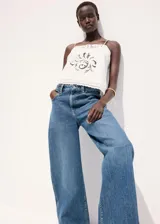 Jeans de tiro medio con diseño de pernera ancha y holgada, de corte recto y clásico tono azul denim.