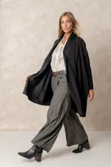 Saco tipo cárdigan largo de color chocolate, con frente abierto, mangas largas y bolsillos laterales amplios. Presenta una caída fluida y un diseño minimalista y elegante.